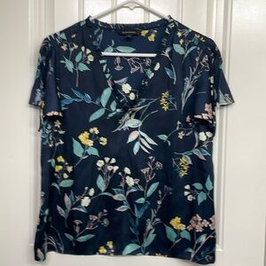 Banana Republic blouse

Navy and floral print

Vneck. Cap sleeve with ti…